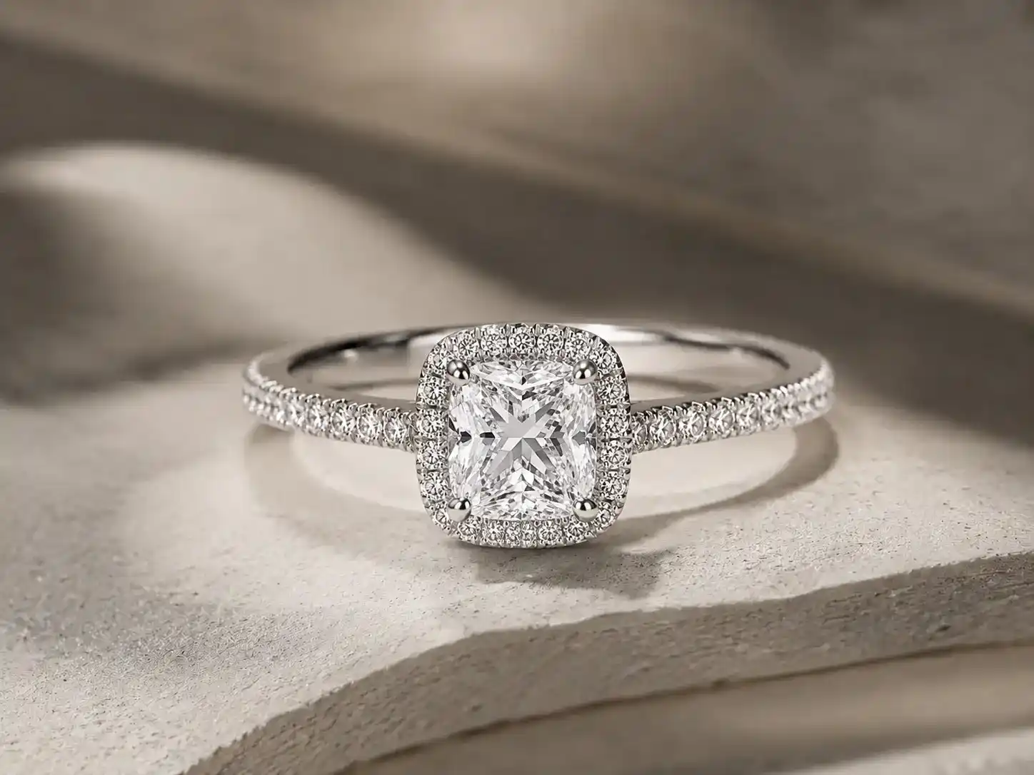 Кольцо с бриллиантом огранки Кушон